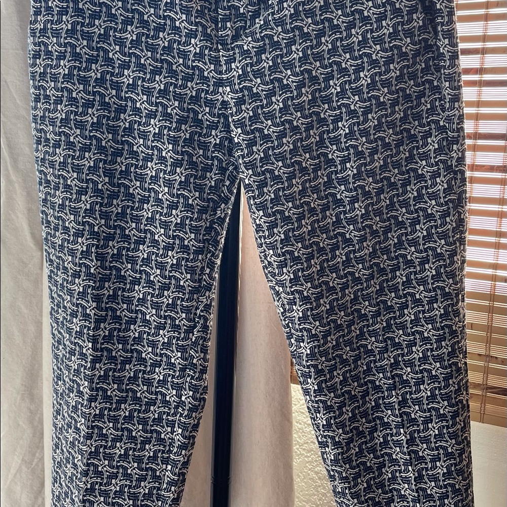 Banana Republic Size 4p Avery Dress Pants Navy and White.